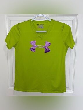 Under Armour | Girls Youth V Neck Tee - Size Medium